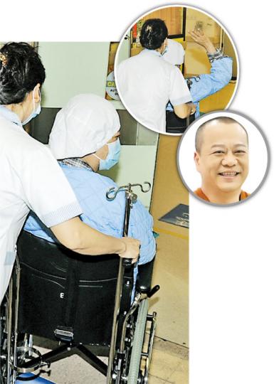 雖然坐在輪椅上的歐陽震華戴上口罩,但見他眼仔睩睩兼舉起OK手勢(圓圖),便知道他很快便可以出院,大家不用再擔心。(攝影/記者:梁榮達) 雖然坐在輪椅上的歐陽震華戴上口罩,但見他眼仔睩睩兼舉起OK手勢(圓圖),便知道他很快便可以出院,大家不用再擔心。(攝影/記者:梁榮達)