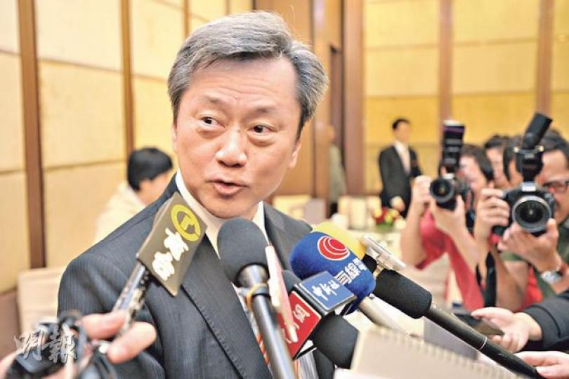 長實集團執行董事趙國雄昨日道出拆售酒店「絕招」的出處﹕「今次是集體創作，與同事在吃飯時聊天，想出來的。」他表明，售樓部計劃拆售酒店房間，早於年多前開始籌備，並非要避過額外印花稅（SSD）及買家印花稅（BSD）。另外，新世界主席鄭家純早前表示長實做法還未被市場充分了解，他仍需要時間去消化，趙國雄聞言後，笑言要記者作中間人，讓他親自向鄭氏介紹。（葉家豪攝）