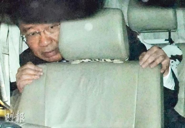 前全國政協委員劉夢熊昨午再到廉署協助調查，他逗留約4小時後乘坐七人車離開時，遭在場近50名記者包圍訪攝，但他始終未有任何回應。（伍浦鋒攝）