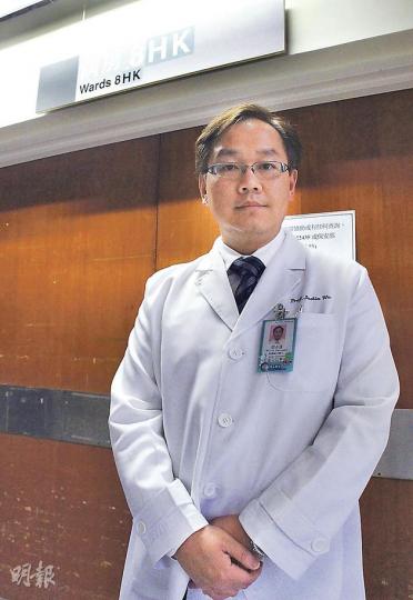 胡志遠醫生（圖）重返當年的8A病房（現已改為8H），當年他寫下的電郵除教人在升降機用鎖匙按