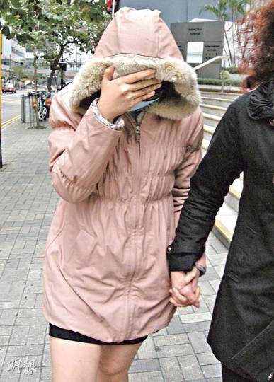 17歲女被告羅詠彤（圖）涉於去年7月聽從當時的男友顏坤堯指使，糾黨到北區醫院試圖協助男友越柙。她昨否認控罪，今天會繼續受審。（陳倢朗攝）