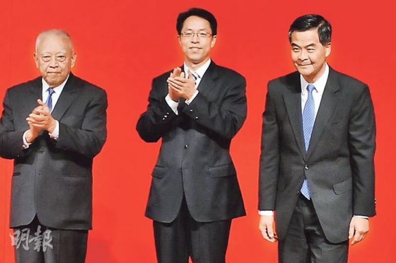 中聯辦主任張曉明(中)主持新春酒會,現任特首梁振英(右)及前任董建華(左)同上台祝酒致意。梁到場時,即就長實拆售酒店房間向記者發表評論。(劉焌陶攝)長實主席李嘉誠(右)和長子李澤鉅(左)昨日出席中聯辦新春酒會時,沒有回應有關拆售雍澄軒事件的提問。(劉焌陶攝) 中聯辦主任張曉明(中)主持新春酒會,現任特首梁振英(右)及前任董建華(左)同上台祝酒致意。梁到場時,即就長實拆售酒店房間向記者發表評論。(劉焌陶攝)長實主席李嘉誠(右)和長子李澤鉅(左)昨日出席中聯辦新春酒會時,沒有回應有關拆售雍澄軒事件的提問。(劉焌陶攝)