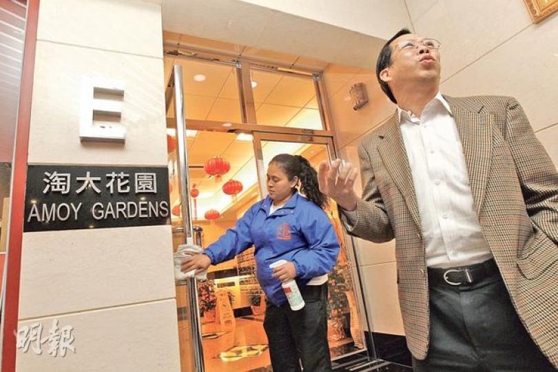 淘大花園SARS後經過6年樓市低潮,近年再成為熱門上車盤。業主委員會聯會主席葉興國(右)稱,為了讓淘大花園重生,業主曾團結夾錢大裝修。(李紹昌攝)(明報製圖) 淘大花園SARS後經過6年樓市低潮,近年再成為熱門上車盤。業主委員會聯會主席葉興國(右)稱,為了讓淘大花園重生,業主曾團結夾錢大裝修。(李紹昌攝)(明報製圖)