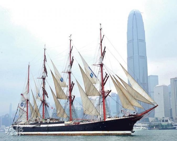 於德國建造並屬俄羅斯政府所有的世界最大現役古帆船Sedov號昨日抵港,並將於今日起停泊於尖沙嘴海運碼頭,一連3日讓市民登船參觀。(葉家豪攝)兩名同樣來自俄羅斯的Sedov號乘客Dianna(左)及Ivan(右),於2月14日情人節兼Sedov號92歲生日在船上結成夫婦。(葉家豪攝) 於德國建造並屬俄羅斯政府所有的世界最大現役古帆船Sedov號昨日抵港,並將於今日起停泊於尖沙嘴海運碼頭,一連3日讓市民登船參觀。(葉家豪攝)兩名同樣來自俄羅斯的Sedov號乘客Dianna(左)及Ivan(右),於2月14日情人節兼Sedov號92歲生日在船上結成夫婦。(葉家豪攝)
