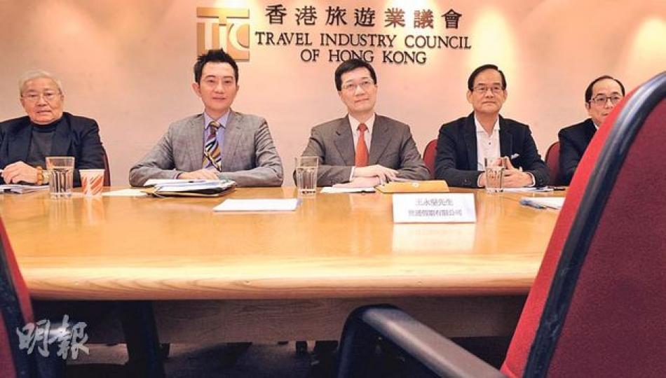 世通假期負責人王永堅昨早沒現身旅遊業議會解釋,該會理事會專責小組只對着預留給王的空椅,小組主席梁家駒(中)表示,昨決定暫停世通會籍,如發現世通涉及違規可終止其會籍。小組成員包括港台旅行社同業商會代表解存金(左一)、會計師楊傳亮(左二)、律師李國英(右二),以及捷旅假期總經理胡宇緯(右一)。(劉焌陶攝) 世通假期負責人王永堅昨早沒現身旅遊業議會解釋,該會理事會專責小組只對着預留給王的空椅,小組主席梁家駒(中)表示,昨決定暫停世通會籍,如發現世通涉及違規可終止其會籍。小組成員包括港台旅行社同業商會代表解存金(左一)、會計師楊傳亮(左二)、律師李國英(右二),以及捷旅假期總經理胡宇緯(右一)。(劉焌陶攝)