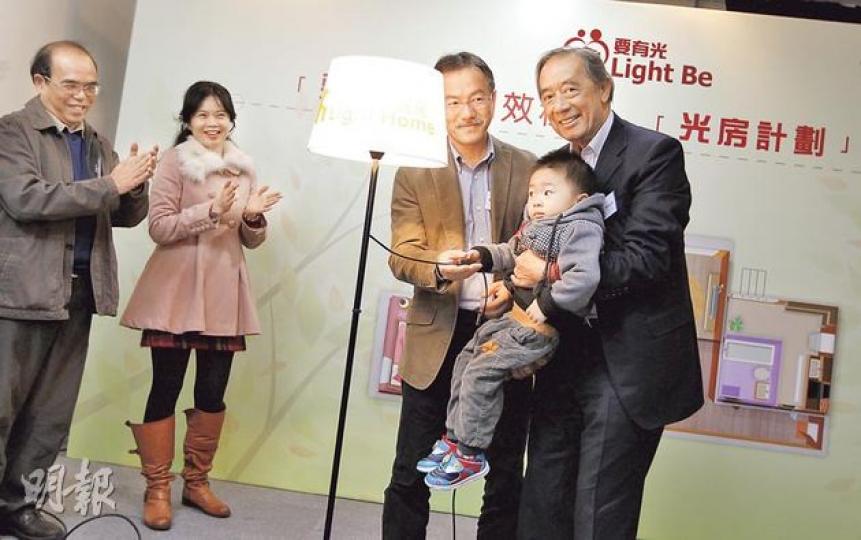 「光房計劃」邀請業主以低於市值租金租房予單親家庭,香港社會創投慈善基金顧問委員會主席夏佳理(右)認為,投資未必只講求財務回報,亦可為社會帶來效益。右二為張超雄議員。(李澤彤攝) 「光房計劃」邀請業主以低於市值租金租房予單親家庭,香港社會創投慈善基金顧問委員會主席夏佳理(右)認為,投資未必只講求財務回報,亦可為社會帶來效益。右二為張超雄議員。(李澤彤攝)