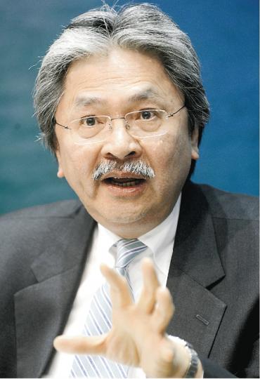 財政司長曾俊華繼去年10月推出雙辣招遏抑樓市升勢後,昨再出招遏炒風,包括將非自住的物業印花稅率加倍。他表示,樓市再現亢奮情况,要出招降低住宅需求。 ( 余俊亮攝)(明報製圖) 財政司長曾俊華繼去年10月推出雙辣招遏抑樓市升勢後,昨再出招遏炒風,包括將非自住的物業印花稅率加倍。他表示,樓市再現亢奮情况,要出招降低住宅需求。 ( 余俊亮攝)(明報製圖)