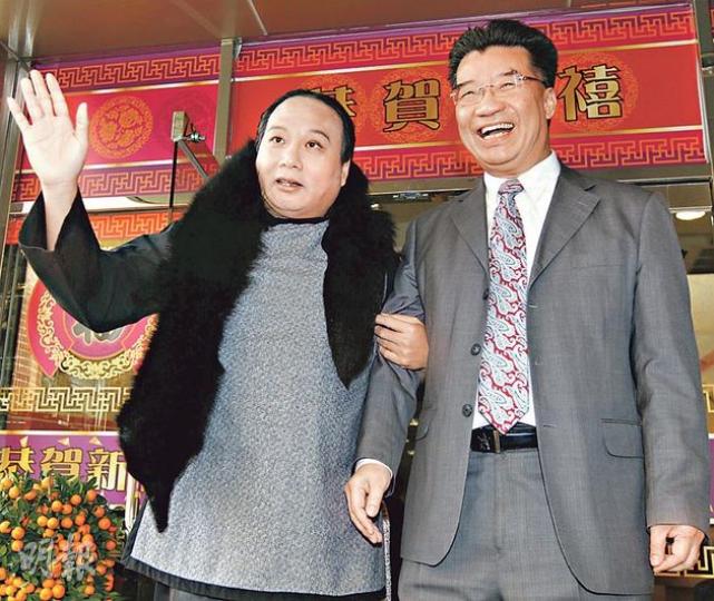 《頭條新聞》主持人林超榮(左)送劉夢熊(右)走嗰時,講笑咁話節目出街會收到律師信;dream bear就話頂多收慰問、鼓勵同表揚信喎。(李紹昌攝) 《頭條新聞》主持人林超榮(左)送劉夢熊(右)走嗰時,講笑咁話節目出街會收到律師信;dream bear就話頂多收慰問、鼓勵同表揚信喎。(李紹昌攝)