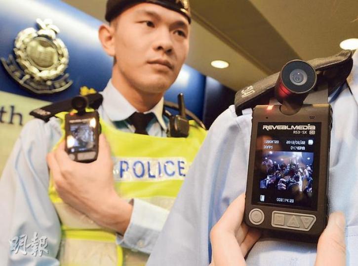 警員在啟動隨身攝錄機之前,一般須預先向當事人表明「現在開始錄影」,在結束前也要說「現在錄影完畢」示意。(盧翊銘攝)警方新引入的隨身攝錄機,將會予港島總區機動部隊、新界北及西九龍總區衝鋒隊試用,警員使用時須穿上制服,攝錄機掛在身上時要將顯示屏向前,啟動錄影後會有錄像畫面、聲音及閃燈示意(圖右),圖左則為非錄影狀態。(盧翊銘攝) 警員在啟動隨身攝錄機之前,一般須預先向當事人表明「現在開始錄影」,在結束前也要說「現在錄影完畢」示意。(盧翊銘攝)警方新引入的隨身攝錄機,將會予港島總區機動部隊、新界北及西九龍總區衝鋒隊試用,警員使用時須穿上制服,攝錄機掛在身上時要將顯示屏向前,啟動錄影後會有錄像畫面、聲音及閃燈示意(圖右),圖左則為非錄影狀態。(盧翊銘攝)