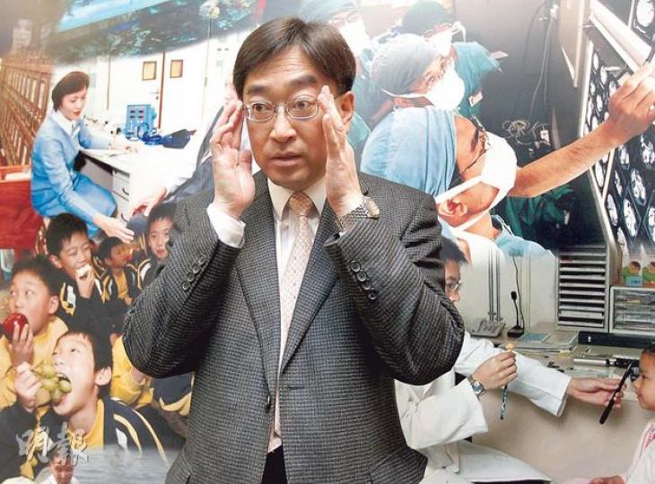 食物及衛生局長高永文提起SARS期間任醫管局署理行政總裁往事,仍然激動,他表示當年在電台節目流淚,是為醫管局管理層同事屢遭批評感委屈。(李紹昌攝) 食物及衛生局長高永文提起SARS期間任醫管局署理行政總裁往事,仍然激動,他表示當年在電台節目流淚,是為醫管局管理層同事屢遭批評感委屈。(李紹昌攝)
