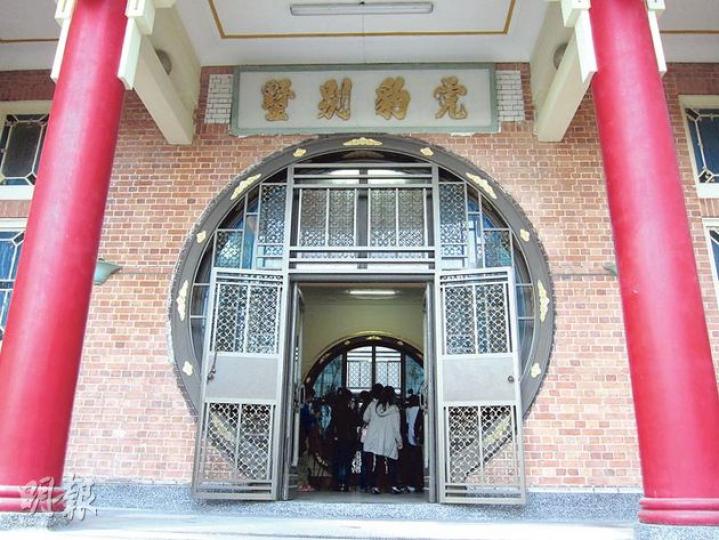 虎豹別墅將活化成音樂學院,預料2017年啟用,當中花園及戶外地方每日會免費開放予公眾參觀,並會提供導賞服務。圖為虎豹別墅的圓形大門。(馬耀森攝)由香港青年協會負責活化的前粉嶺裁判法院,當中4個羈留室將被保留,包括鐵欄及房內石櫈等。青協督導主任王茂松(左一)表示,該項目會有年輕人參與整個活化過程。(馬耀森攝)中環必列啫士街街市的樓梯扶手以「一件過」的水磨石建成,線條簡潔實用,體現了上世紀20年代的包浩斯建築風格,將會被保留。(馬耀森攝) 虎豹別墅將活化成音樂學院,預料2017年啟用,當中花園及戶外地方每日會免費開放予公眾參觀,並會提供導賞服務。圖為虎豹別墅的圓形大門。(馬耀森攝)由香港青年協會負責活化的前粉嶺裁判法院,當中4個羈留室將被保留,包括鐵欄及房內石櫈等。青協督導主任王茂松(左一)表示,該項目會有年輕人參與整個活化過程。(馬耀森攝)中環必列啫士街街市的樓梯扶手以「一件過」的水磨石建成,線條簡潔實用,體現了上世紀20年代的包浩斯建築風格,將會被保留。(馬耀森攝)