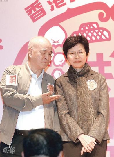 新世界集團主席鄭家純(左)和政務司長林鄭月娥(右)昨出席社區服務項目「香港大學同行計劃」啟動禮期間交談。鄭家純表示支持政府辣招穩定樓市,會令樓市較健康發展。(李紹昌攝) 新世界集團主席鄭家純(左)和政務司長林鄭月娥(右)昨出席社區服務項目「香港大學同行計劃」啟動禮期間交談。鄭家純表示支持政府辣招穩定樓市,會令樓市較健康發展。(李紹昌攝)
