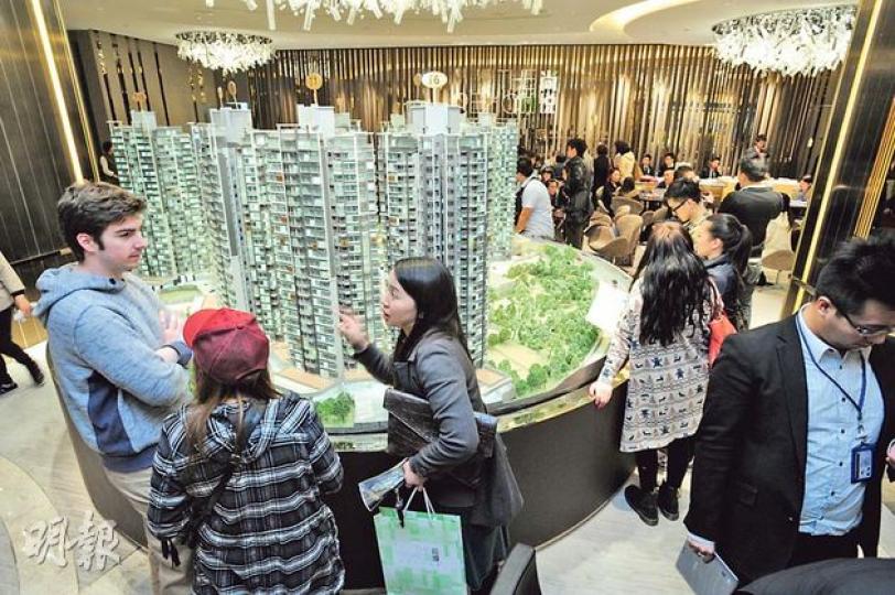 港府推出雙倍印花稅新辣招及收緊按揭上限,對中高價樓實際影響較大,細價樓相對「小辣」,變相提高吸引力,主攻300至400萬元細價盤的元朗新盤尚悅(圖),昨日銷情持續,共錄得近30宗成交。(尹錦恩攝)雖然政府推出雙倍印花稅,但仍有內地客無懼新招,圖中說普通話的男子昨專程到尚悅在尖沙嘴的售樓處查詢,並看中一個逾700萬元的三房單位,倘成交至少要付150萬元的買家印花稅及印花稅,他表示看好本港樓市,又指在環球放水下,樓價「只會水漲船高」。(尹錦恩攝)中原屯門翠林分店貼出標語,指平價盤在政府新招下勢必搶手 港府推出雙倍印花稅新辣招及收緊按揭上限,對中高價樓實際影響較大,細價樓相對「小辣」,變相提高吸引力,主攻300至400萬元細價盤的元朗新盤尚悅(圖),昨日銷情持續,共錄得近30宗成交。(尹錦恩攝)雖然政府推出雙倍印花稅,但仍有內地客無懼新招,圖中說普通話的男子昨專程到尚悅在尖沙嘴的售樓處查詢,並看中一個逾700萬元的三房單位,倘成交至少要付150萬元的買家印花稅及印花稅,他表示看好本港樓市,又指在環球放水下,樓價「只會水漲船高」。(尹錦恩攝)中原屯門翠林分店貼出標語,指平價盤在政府新招下勢必搶手