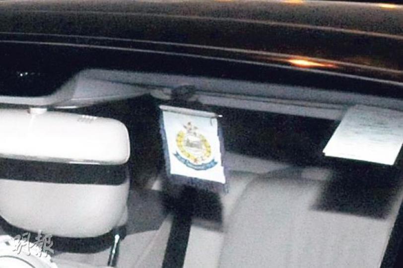 姓朱的事主雖非警員,但他所坐的平治座駕車廂內卻掛有警徽。(蔡方山攝) 姓朱的事主雖非警員,但他所坐的平治座駕車廂內卻掛有警徽。(蔡方山攝)