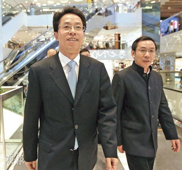 中聯辦主任張曉明(左)昨日出席人大政協座談會,惟他進場和離場時都沒有回應傳媒提問,座談會也是閉門進行。(李紹昌攝)盛傳將出任政協常委的前政務司長唐英年,昨出席座談會時雖被記者追問其九龍塘大宅僭建還原情况,惟唐英年只保持其「招牌」笑容,以事件已進入司法程序為由,不肯作評論。(李紹昌攝)3名昔日唐營成員行政會議成員林健鋒(左)、麗新集團主席林建岳(中)及醫管局主席胡定旭(右),昨一同出席座談會,當中胡定旭盛傳會出任新一任全國政協常委。(李紹昌攝)影星成龍昨身穿杏色唐裝出席中聯辦人大政協座談會,他曾稱 中聯辦主任張曉明(左)昨日出席人大政協座談會,惟他進場和離場時都沒有回應傳媒提問,座談會也是閉門進行。(李紹昌攝)盛傳將出任政協常委的前政務司長唐英年,昨出席座談會時雖被記者追問其九龍塘大宅僭建還原情况,惟唐英年只保持其「招牌」笑容,以事件已進入司法程序為由,不肯作評論。(李紹昌攝)3名昔日唐營成員行政會議成員林健鋒(左)、麗新集團主席林建岳(中)及醫管局主席胡定旭(右),昨一同出席座談會,當中胡定旭盛傳會出任新一任全國政協常委。(李紹昌攝)影星成龍昨身穿杏色唐裝出席中聯辦人大政協座談會,他曾稱
