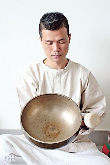 振頻療癒導師曾文通(饒雙宜攝)音叉--經驗顯示它能在幾秒內使人達至深度放鬆、瞬間減輕壓力、增加血液流量、增強免疫系統、身體與心靈充分整合、超越並達到更高意識層。做法是在不同脈輪(Chakra,位於人體的中軸線)位置敲打,啟動和引導能量,使身體、精神、情緒和靈魂得以平衡。(饒雙宜攝)西藏頌鉢--頌鉢透過與人體70%水分的共振來改善身體狀况,它強大的共振低頻能夠滲透身體深處,改善體內能量窒礙的情况。做法是對應不同脈輪或患處直接敲打,或沿着鉢的邊沿摩擦。來自喜馬拉雅山的一種方法,已有二千五百年歷史。h 振頻療癒導師曾文通(饒雙宜攝)音叉--經驗顯示它能在幾秒內使人達至深度放鬆、瞬間減輕壓力、增加血液流量、增強免疫系統、身體與心靈充分整合、超越並達到更高意識層。做法是在不同脈輪(Chakra,位於人體的中軸線)位置敲打,啟動和引導能量,使身體、精神、情緒和靈魂得以平衡。(饒雙宜攝)西藏頌鉢--頌鉢透過與人體70%水分的共振來改善身體狀况,它強大的共振低頻能夠滲透身體深處,改善體內能量窒礙的情况。做法是對應不同脈輪或患處直接敲打,或沿着鉢的邊沿摩擦。來自喜馬拉雅山的一種方法,已有二千五百年歷史。h