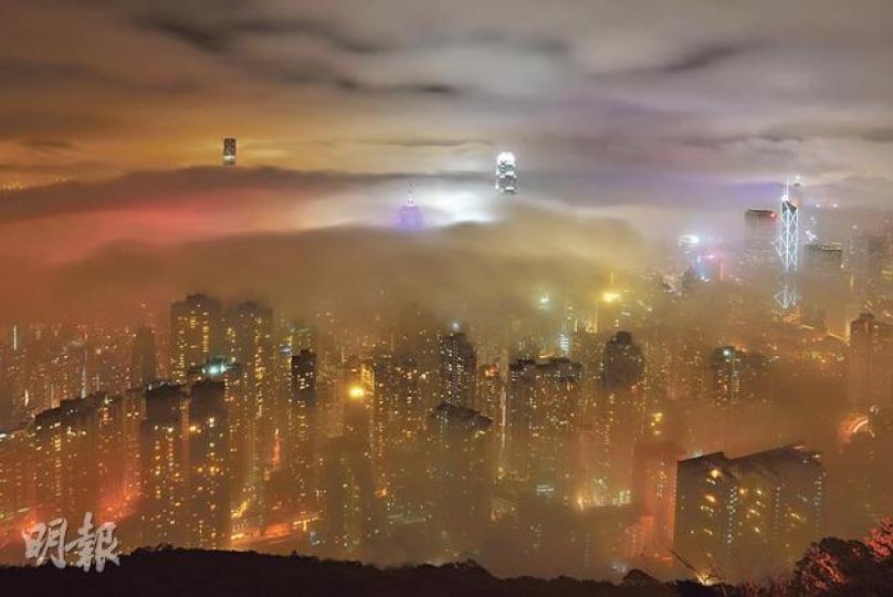 雲海--香港每年2至3月,是雲海出現最頻密的月份。Albert會從天文台查溫度,當海水溫度低而空氣溫暖,溫差有5至6度之多,濕度高,就有機會看到雲海。Laughing的方法更簡單,從天文台網頁看雲層高度,她試過在雲層低至幾百呎高時,駕車到1800呎高的太平山,俯看雲海。(太平山,2013年2月, Albert攝)晨彩--日出的天空,由藍變紫,然後紅橙,原來這種顏色變化不是必然的,尤其在密雲時,漆黑的天空慢慢變成藍色,並不一定會看見橙紅,所以看晨彩也要講運氣。(飛鵝山,2013年1月,Louie攝 雲海--香港每年2至3月,是雲海出現最頻密的月份。Albert會從天文台查溫度,當海水溫度低而空氣溫暖,溫差有5至6度之多,濕度高,就有機會看到雲海。Laughing的方法更簡單,從天文台網頁看雲層高度,她試過在雲層低至幾百呎高時,駕車到1800呎高的太平山,俯看雲海。(太平山,2013年2月, Albert攝)晨彩--日出的天空,由藍變紫,然後紅橙,原來這種顏色變化不是必然的,尤其在密雲時,漆黑的天空慢慢變成藍色,並不一定會看見橙紅,所以看晨彩也要講運氣。(飛鵝山,2013年1月,Louie攝