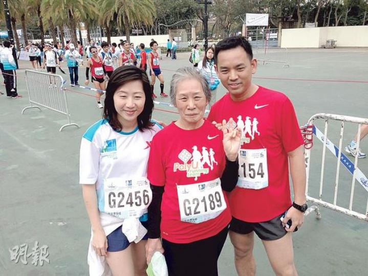 七旬的陳麗珍(中)與兒媳一同參加10公里賽,另有孫兒及多名親戚,三代共8人參賽。(曾安迪攝) 七旬的陳麗珍(中)與兒媳一同參加10公里賽,另有孫兒及多名親戚,三代共8人參賽。(曾安迪攝)