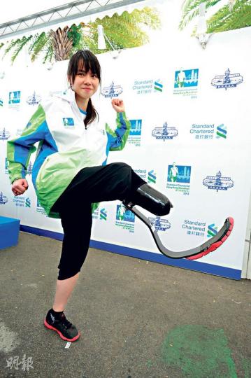 年多前因車禍要切除右小腿的「刀片少女」黎芷愉(左),首次跑渣馬即能完成賽事,沿途有不少人為她與隊友打氣,令她非常感動。(尹錦恩攝) 年多前因車禍要切除右小腿的「刀片少女」黎芷愉(左),首次跑渣馬即能完成賽事,沿途有不少人為她與隊友打氣,令她非常感動。(尹錦恩攝)