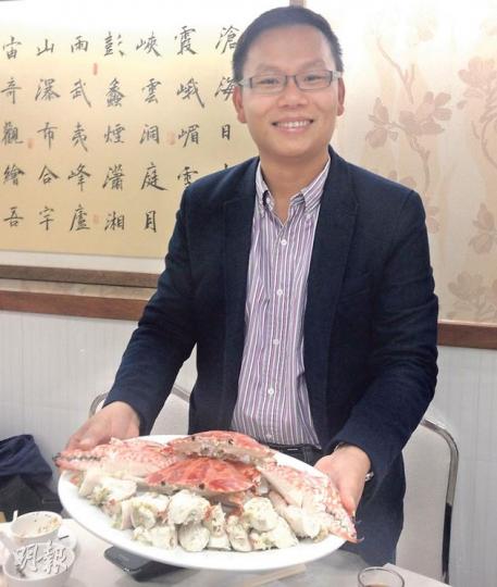 民建聯陳恒鑌噚日帶傳媒食潮州菜,作為潮州仔嘅佢教揀蟹時最緊要聞吓佢有無尿味,如果有,即係死蟹、無咁新鮮咁話。(何曉勤攝) 民建聯陳恒鑌噚日帶傳媒食潮州菜,作為潮州仔嘅佢教揀蟹時最緊要聞吓佢有無尿味,如果有,即係死蟹、無咁新鮮咁話。(何曉勤攝)