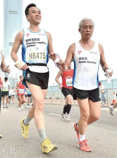 跑咗多年全馬嘅梁耀忠議員(右)今年首次做領跑員,帶住一名患視障十幾年嘅跑手參加半馬。(鄧宗弘攝) 發展局長陳茂波(左)同九倉主席吳光正(右)等名人都有玩渣馬領袖盃,一個負責土地政策,一個係發展商,兩人搭晒膊頭傾偈,唔知係咪講緊熾熱嘅樓市?(葉家豪攝) 跑咗多年全馬嘅梁耀忠議員(右)今年首次做領跑員,帶住一名患視障十幾年嘅跑手參加半馬。(鄧宗弘攝) 發展局長陳茂波(左)同九倉主席吳光正(右)等名人都有玩渣馬領袖盃,一個負責土地政策,一個係發展商,兩人搭晒膊頭傾偈,唔知係咪講緊熾熱嘅樓市?(葉家豪攝)
