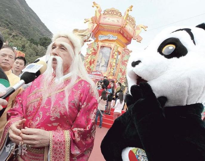 海洋公園主席盛智文(粉紅衣者)昨日化身「月老」,以一襲粉紅色長袍,主持公園首度舉辦的極速約會活動。(李澤彤攝) 海洋公園主席盛智文(粉紅衣者)昨日化身「月老」,以一襲粉紅色長袍,主持公園首度舉辦的極速約會活動。(李澤彤攝)