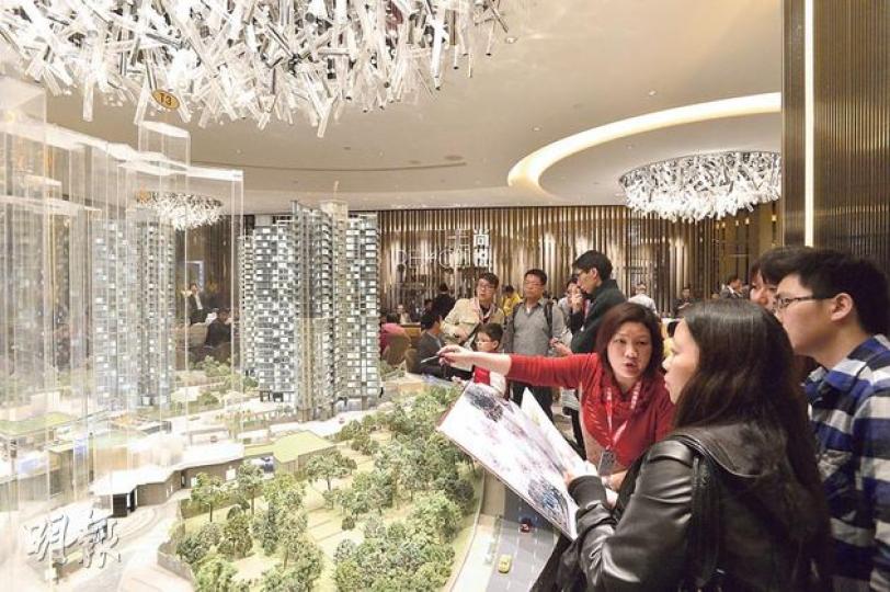 主打中細價上車盤的恒地元朗尚悅,樓價多為400萬元以下,故受新招影響較輕微,出招後兩日成交量較前周同期錄得上升。圖為昨日準買家到該盤售樓中心參觀情况。(鄧宗弘攝) 睇樓客心聲﹕原本有意換樓的睇樓客高先生指出,雙倍印花稅出台後,會更審慎考慮換樓。他認為樓價下跌可能不大,但出招可遏抑工商舖炒賣,對減輕租金壓力有幫助。(鄧宗弘攝) 睇樓客心聲﹕居於沙田區的睇樓客謝小姐表示,出招後暫對上車置業持觀望態度,不會減價急沽,故料新招可能令放盤進一步減少,有意置業者更難上車。(鄧宗弘攝) 主打中細價上車盤的恒地元朗尚悅,樓價多為400萬元以下,故受新招影響較輕微,出招後兩日成交量較前周同期錄得上升。圖為昨日準買家到該盤售樓中心參觀情况。(鄧宗弘攝) 睇樓客心聲﹕原本有意換樓的睇樓客高先生指出,雙倍印花稅出台後,會更審慎考慮換樓。他認為樓價下跌可能不大,但出招可遏抑工商舖炒賣,對減輕租金壓力有幫助。(鄧宗弘攝) 睇樓客心聲﹕居於沙田區的睇樓客謝小姐表示,出招後暫對上車置業持觀望態度,不會減價急沽,故料新招可能令放盤進一步減少,有意置業者更難上車。(鄧宗弘攝)