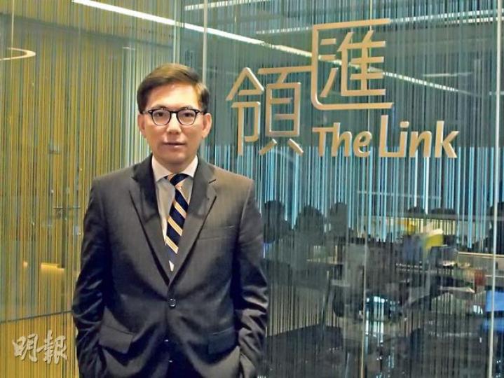 領匯行政總裁王國龍稱,公司過去付出後,期望商戶對領匯商場恢復信心,吸引多些人流光顧。(陳偉燊攝) 領匯接手愛民商場後,經歷多年完成翻新。今年農曆新年以新面貌示人,並且舉行舞獅助興。(郭慶輝攝) 領匯行政總裁王國龍稱,公司過去付出後,期望商戶對領匯商場恢復信心,吸引多些人流光顧。(陳偉燊攝) 領匯接手愛民商場後,經歷多年完成翻新。今年農曆新年以新面貌示人,並且舉行舞獅助興。(郭慶輝攝)