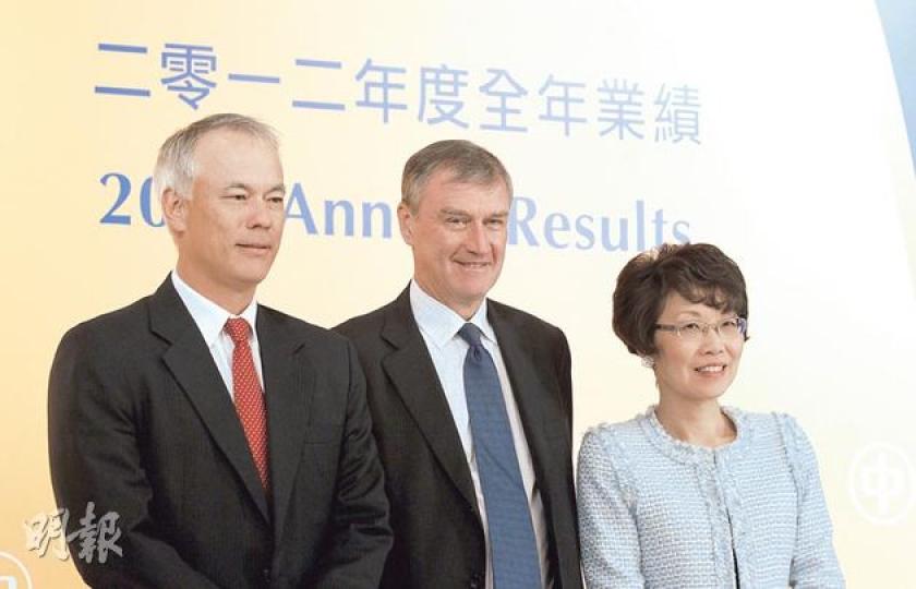 中電香港業務去年多賺4%,但仍然強調有加電費壓力。中華電力副主席阮蘇少湄(右)強調,政府就利潤管制協議進行任何修改,必先得到雙方同意才可落實。圖左為集團總監兼財務總裁高橋,中為總裁兼首席執行官包立賢。(李澤彤攝) 中電香港業務去年多賺4%,但仍然強調有加電費壓力。中華電力副主席阮蘇少湄(右)強調,政府就利潤管制協議進行任何修改,必先得到雙方同意才可落實。圖左為集團總監兼財務總裁高橋,中為總裁兼首席執行官包立賢。(李澤彤攝)