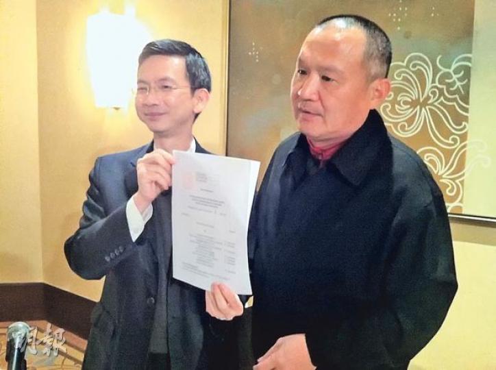 內地商人許明棋昨入稟法院,指控福建社團聯會主席林樹哲偽冒簽名侵吞其股份。許明棋昨日沒有出席記者會,交由好友吳大魯(右)及律師施明儀(左)解釋事件。(周展鴻攝) 內地商人許明棋昨入稟法院,指控福建社團聯會主席林樹哲偽冒簽名侵吞其股份。許明棋昨日沒有出席記者會,交由好友吳大魯(右)及律師施明儀(左)解釋事件。(周展鴻攝)