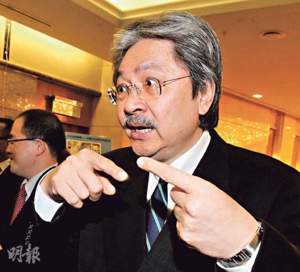 財政司長曾俊華昨晚出席外交部駐港公署酒會,與在場人士傾談時動作多多,逗留約15分鐘後離開。(劉焌陶攝)(明報製圖) 財政司長曾俊華昨晚出席外交部駐港公署酒會,與在場人士傾談時動作多多,逗留約15分鐘後離開。(劉焌陶攝)(明報製圖)
