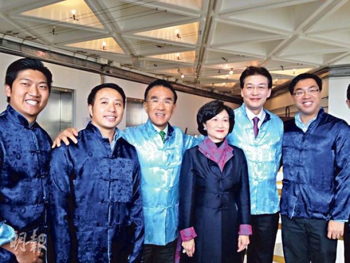 新民黨同傳媒茶敘,主席葉劉淑儀(右三)、副主席史泰祖(右二)、副主席田北辰(右四)同埋一班黨友,向傳媒拜年。(何曉勤攝) 新民黨同傳媒茶敘,主席葉劉淑儀(右三)、副主席史泰祖(右二)、副主席田北辰(右四)同埋一班黨友,向傳媒拜年。(何曉勤攝)