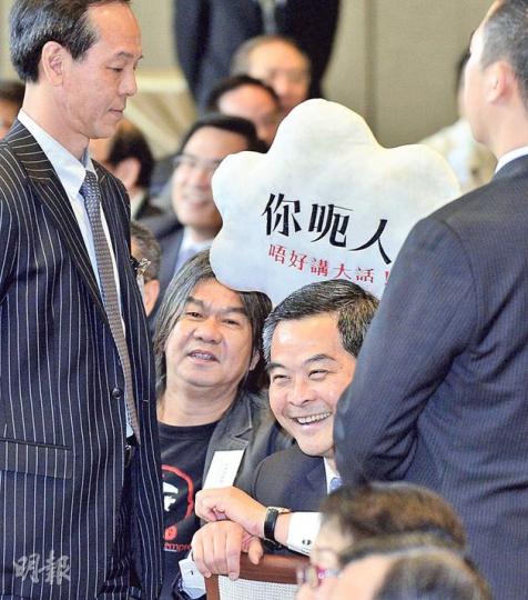 社民連長毛(右二)噚日趁立法會主席曾鈺成上台主持遊戲,就拎住個「你呃人」攬枕坐咗喺梁振英(右一)後面,兩個保鑣即時上前護主。梁振英全程面露笑容,睇議員台上玩遊戲,望都唔望後面,當冇事發生一樣。 (鄧宗弘攝)謝偉俊(右)要求長毛(左)唔好搞事,叫佢離場,但畀長毛批評佢身為議員,手指拗出唔拗入,幫CY唔幫議員,兩個人拗咗一輪。(林俊源攝) 社民連長毛(右二)噚日趁立法會主席曾鈺成上台主持遊戲,就拎住個「你呃人」攬枕坐咗喺梁振英(右一)後面,兩個保鑣即時上前護主。梁振英全程面露笑容,睇議員台上玩遊戲,望都唔望後面,當冇事發生一樣。 (鄧宗弘攝)謝偉俊(右)要求長毛(左)唔好搞事,叫佢離場,但畀長毛批評佢身為議員,手指拗出唔拗入,幫CY唔幫議員,兩個人拗咗一輪。(林俊源攝)