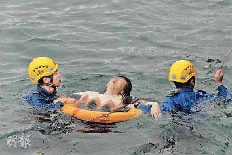女事主疑與男友爭執憤而蹈海,接住的士司機拋下的救生圈後仍激動嚎哭,最後由消防員趕至把她救上岸。(雲錦鋒攝)的士司機陳毓朋到鯉景灣吃飯盒卻遇上有人蹈海,立即上前拋下救生圈,終救回事主,笑言:「救回一命當然開心,但每個人都會這樣做。」(雲錦鋒攝) 女事主疑與男友爭執憤而蹈海,接住的士司機拋下的救生圈後仍激動嚎哭,最後由消防員趕至把她救上岸。(雲錦鋒攝)的士司機陳毓朋到鯉景灣吃飯盒卻遇上有人蹈海,立即上前拋下救生圈,終救回事主,笑言:「救回一命當然開心,但每個人都會這樣做。」(雲錦鋒攝)