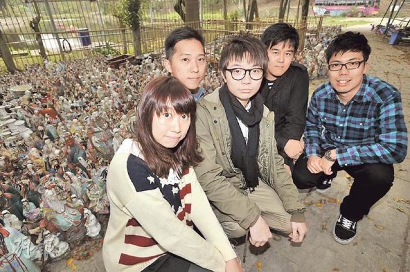 袁仲軒表示,希望透過工作坊系統地記錄本土文化點滴,包括拍攝圖中過萬件瓷器,喚起港人關注生活小節。圖前排左起為「852 Workshop」成員袁樂軒、羅家永及甘浩然,後排左起為袁仲軒及陳嘉豪。(葉家豪攝) 袁仲軒表示,希望透過工作坊系統地記錄本土文化點滴,包括拍攝圖中過萬件瓷器,喚起港人關注生活小節。圖前排左起為「852 Workshop」成員袁樂軒、羅家永及甘浩然,後排左起為袁仲軒及陳嘉豪。(葉家豪攝)