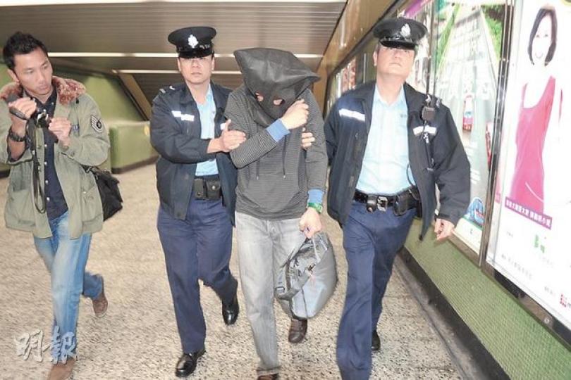 警方在港鐵車廂內,拘捕一名在涼鞋裝置偷拍鏡頭的偷窺漢,將他帶署扣查。(衛永康攝)警方調查後,懷疑被捕男子對穿黑絲襪的短裙少女情有獨鍾。(衛永康攝) 警方在港鐵車廂內,拘捕一名在涼鞋裝置偷拍鏡頭的偷窺漢,將他帶署扣查。(衛永康攝)警方調查後,懷疑被捕男子對穿黑絲襪的短裙少女情有獨鍾。(衛永康攝)