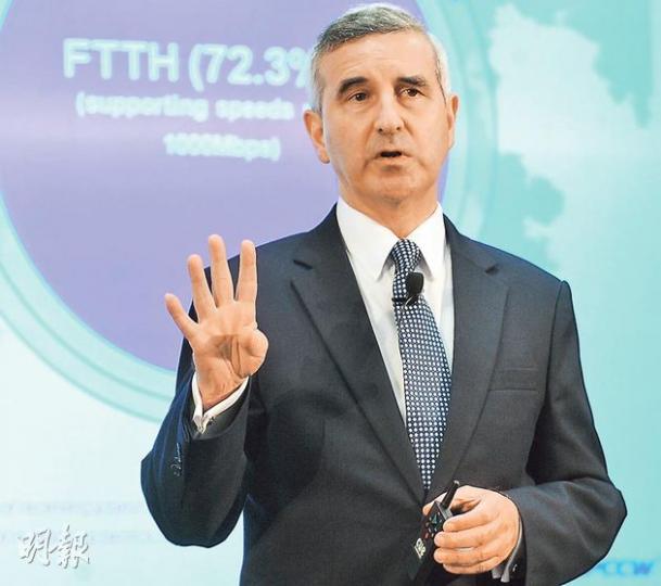 艾維朗昨「串爆」其他電訊商推出廉價3G任用計劃,「當你走進超級市場,看見一個價值5毫的蘋果,很大機會是爛的」。(劉焌陶攝) 艾維朗昨「串爆」其他電訊商推出廉價3G任用計劃,「當你走進超級市場,看見一個價值5毫的蘋果,很大機會是爛的」。(劉焌陶攝)