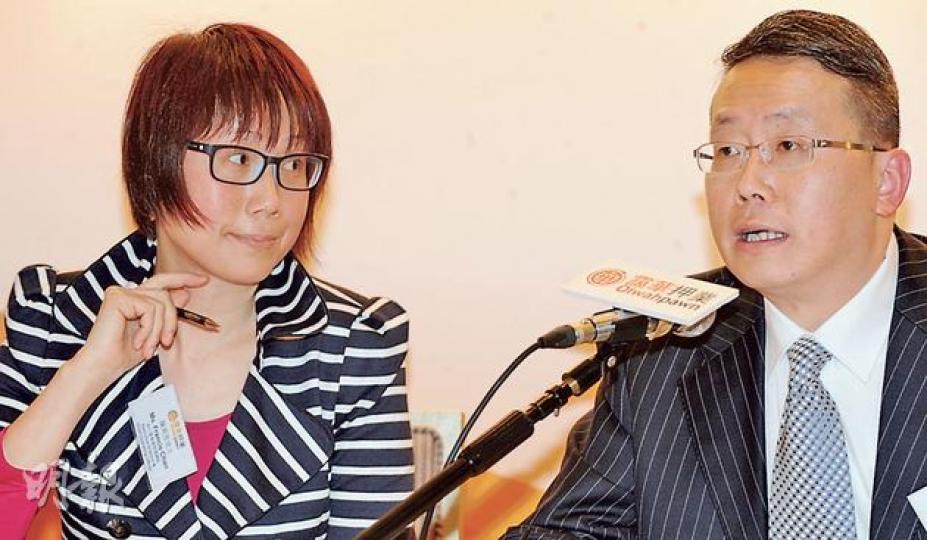 靄華押業今開始招股,若成功上市將成為本港首家上市當舖。圖右為公司主席陳啟豪,左為營運總監陳美芳,二人為姊弟。(劉焌陶攝) 靄華押業今開始招股,若成功上市將成為本港首家上市當舖。圖右為公司主席陳啟豪,左為營運總監陳美芳,二人為姊弟。(劉焌陶攝)