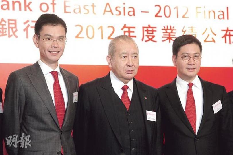 東亞銀行業績再創新高,但東亞中國稅前盈利卻跌5%。副行政總裁李民斌(右)指內地淨息差於去年底回穩。左一為另一副行政總裁李民橋,中為主席李國寶。(尹錦恩攝) 東亞銀行業績再創新高,但東亞中國稅前盈利卻跌5%。副行政總裁李民斌(右)指內地淨息差於去年底回穩。左一為另一副行政總裁李民橋,中為主席李國寶。(尹錦恩攝)