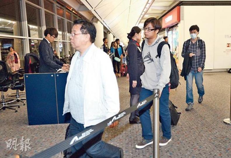 入境處及旅行社昨晚派人陪同約10名家屬(包括圖中前排兩人)乘飛機往埃及,為遇難港人處理後事。(盧翊銘攝) 入境處及旅行社昨晚派人陪同約10名家屬(包括圖中前排兩人)乘飛機往埃及,為遇難港人處理後事。(盧翊銘攝)