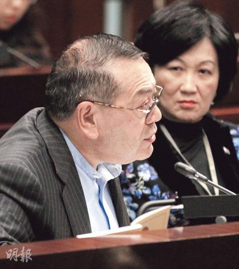 代表地產界的立法會議員石禮謙在會上發火,批評政府派出特首梁振英、政務司長林鄭月娥等高層,高調關注雍澄軒拆售事件,「政府想打地產商去滿足民意,唔係咁做㗎!」(李澤彤攝) 地政總署署長甯漢豪強調,雍澄軒是酒店,房間不可長住,「一間房無做酒店,的確係令酒店有個污點」,可能令酒店違反地契。(李澤彤攝) 代表地產界的立法會議員石禮謙在會上發火,批評政府派出特首梁振英、政務司長林鄭月娥等高層,高調關注雍澄軒拆售事件,「政府想打地產商去滿足民意,唔係咁做㗎!」(李澤彤攝) 地政總署署長甯漢豪強調,雍澄軒是酒店,房間不可長住,「一間房無做酒店,的確係令酒店有個污點」,可能令酒店違反地契。(李澤彤攝)