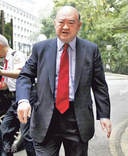 終審法院首席法官馬道立(圖)質疑外傭一方解釋「通常居港」的方法,等同讓任何住滿7年的人皆可申領居港權。(李紹昌攝) 數名亞洲外傭協調機構的成員昨在終審法院外示威,要求本港不要排斥外傭,平等對待,讓他們享有與本港永久居民同樣的權利。(李紹昌攝) 終審法院首席法官馬道立(圖)質疑外傭一方解釋「通常居港」的方法,等同讓任何住滿7年的人皆可申領居港權。(李紹昌攝) 數名亞洲外傭協調機構的成員昨在終審法院外示威,要求本港不要排斥外傭,平等對待,讓他們享有與本港永久居民同樣的權利。(李紹昌攝)