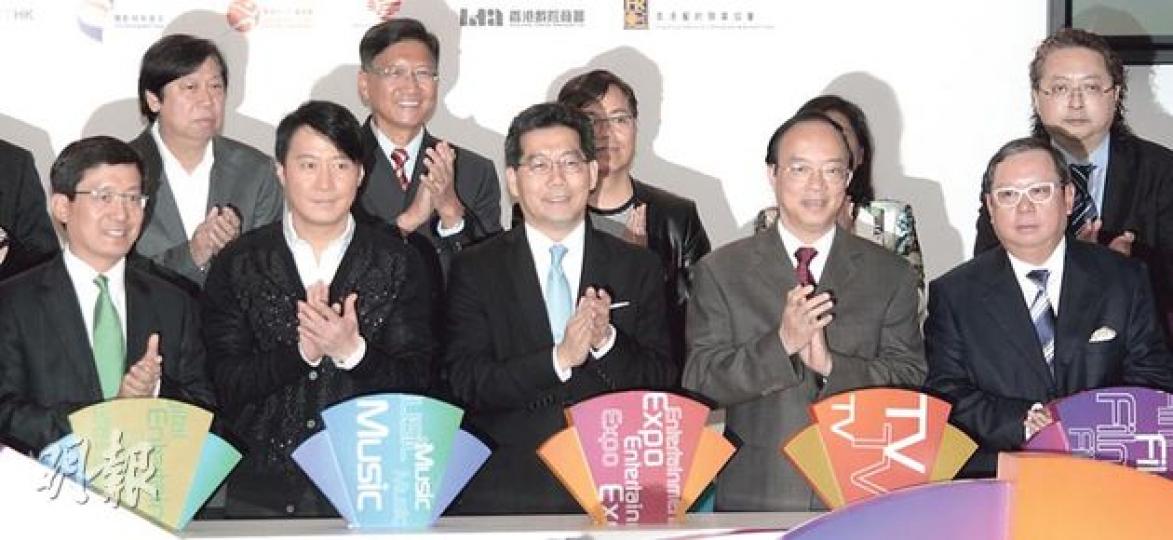 香港影視娛樂博覽將於下月18日起舉行,9項主題活動陸續舉行,包括香港國際電影節、電影金像獎頒獎禮等。前左起為貿發局總裁林天福、影星黎明、商務及經濟發展局長蘇錦樑、立法會議員馬逢國及麗新集團主席兼候任旅發局主席林建岳。(郭慶輝攝) 香港影視娛樂博覽將於下月18日起舉行,9項主題活動陸續舉行,包括香港國際電影節、電影金像獎頒獎禮等。前左起為貿發局總裁林天福、影星黎明、商務及經濟發展局長蘇錦樑、立法會議員馬逢國及麗新集團主席兼候任旅發局主席林建岳。(郭慶輝攝)