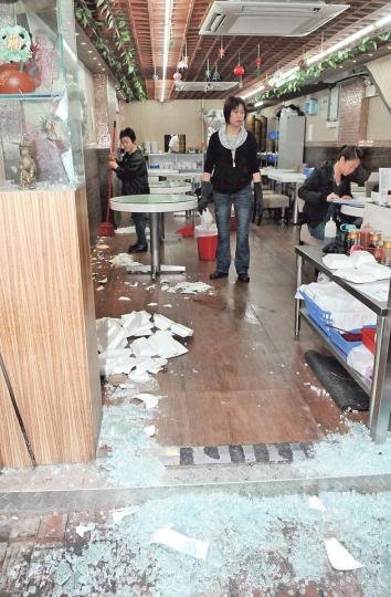 深水埗大南街開業約半年的茶室,昨晨遭人闖入大肆破壞,事後滿地玻璃碎片,警方列刑事毁壞案處理。(蔡方山攝) 深水埗大南街開業約半年的茶室,昨晨遭人闖入大肆破壞,事後滿地玻璃碎片,警方列刑事毁壞案處理。(蔡方山攝)