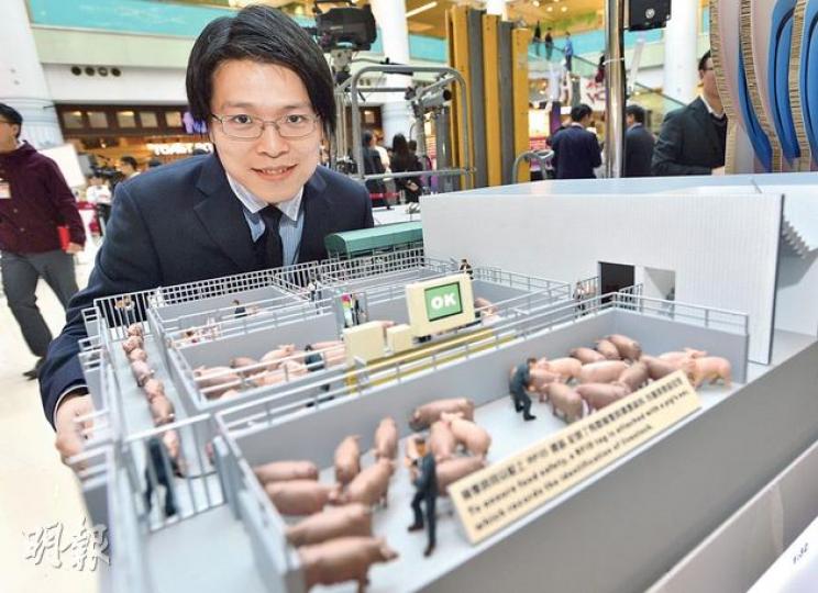 「香港物流故事展」以微縮模型展出嶄新技術,香港物流及供應鏈管理應用技術研發中心軟件工程師羅舒文(圖)表示,食環署約半年前開始利用「無線射頻識別技術」,監控豬來源,內地農場職員會把標籤扣在豬耳,當豬送往上水屠房安檢時,檢測機器可顯示其來源地及是否來自獲認證的農場,若豬有問題,可重新檢驗,有助追溯動物疫症來源。(鄧宗弘攝) 香港物流及供應鏈管理應用技術研發中心系統分析員黃文杰(圖)表示,職員將「無線射頻識別技術」標籤戴在嬰兒的手腕或腳上,若有「拐子婆」帶走嬰兒,全方位追蹤系統會發出警報通知附近護士。 「香港物流故事展」以微縮模型展出嶄新技術,香港物流及供應鏈管理應用技術研發中心軟件工程師羅舒文(圖)表示,食環署約半年前開始利用「無線射頻識別技術」,監控豬來源,內地農場職員會把標籤扣在豬耳,當豬送往上水屠房安檢時,檢測機器可顯示其來源地及是否來自獲認證的農場,若豬有問題,可重新檢驗,有助追溯動物疫症來源。(鄧宗弘攝) 香港物流及供應鏈管理應用技術研發中心系統分析員黃文杰(圖)表示,職員將「無線射頻識別技術」標籤戴在嬰兒的手腕或腳上,若有「拐子婆」帶走嬰兒,全方位追蹤系統會發出警報通知附近護士。