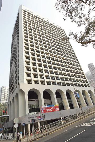 中環美利大廈(右上)於去年已納入勾地表內,項目將重建成一幢酒店,市場估計可建300間房,項目估值約59億元。(李紹昌攝)灣仔海旁的3座政府大樓現由多個政府部門使用,將分階段遷往其他地區的新政府大樓,料可騰出約188萬方呎樓面。(鄧宗弘攝)(明報製圖) 中環美利大廈(右上)於去年已納入勾地表內,項目將重建成一幢酒店,市場估計可建300間房,項目估值約59億元。(李紹昌攝)灣仔海旁的3座政府大樓現由多個政府部門使用,將分階段遷往其他地區的新政府大樓,料可騰出約188萬方呎樓面。(鄧宗弘攝)(明報製圖)