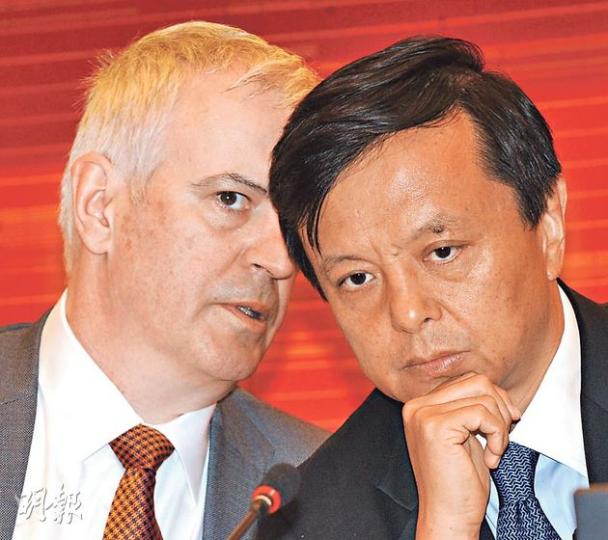 倫敦金屬交易所行政總裁Martin Abbott(左)首度亮相港交所業績會,更坐在港交所行政總裁李小加身旁,反映李小加對LME的重視程度。(劉焌陶攝)
倫敦金屬交易所行政總裁Martin Abbott(左)首度亮相港交所業績會,更坐在港交所行政總裁李小加身旁,反映李小加對LME的重視程度。(劉焌陶攝)