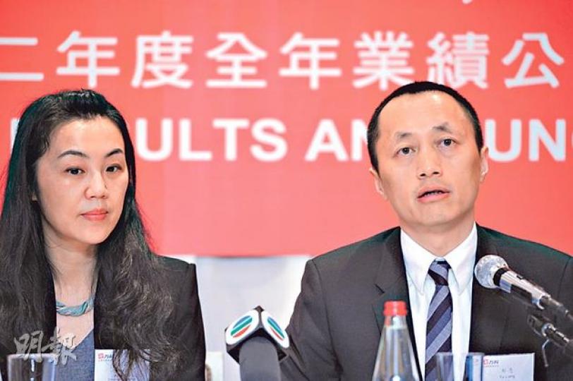 萬科總裁郁亮(右)表示,萬科置業海外日後主要負責香港物業開發,其他境外項目暫無意注入其中。左為執行副總裁肖莉。(尹錦恩攝) 萬科總裁郁亮(右)表示,萬科置業海外日後主要負責香港物業開發,其他境外項目暫無意注入其中。左為執行副總裁肖莉。(尹錦恩攝)