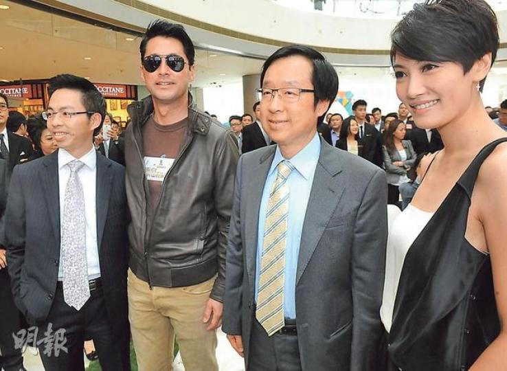 新地副董事總經理雷霆(右二),昨日出席中環國金中心爾巒項目路演及相關旅遊節目新聞發布會。左一為新地代理助理總經理陳漢麟,左二及右一分別為影視名人王敏德及李璧琦。(劉焌陶攝) 新地副董事總經理雷霆(右二),昨日出席中環國金中心爾巒項目路演及相關旅遊節目新聞發布會。左一為新地代理助理總經理陳漢麟,左二及右一分別為影視名人王敏德及李璧琦。(劉焌陶攝)