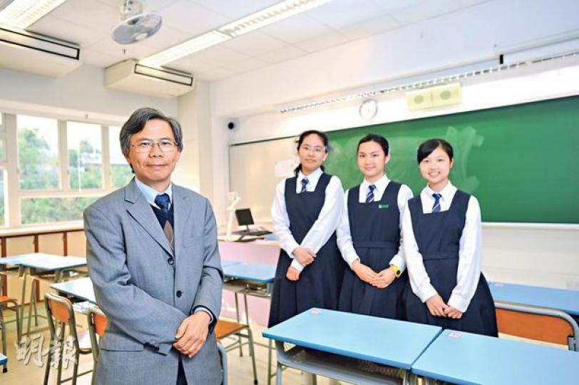 沙田崇真中學校長張文偉(左一)認為,資助學生到海外讀英文及幼師對學生吸引力不大,他們不會因此改變個人志向,故他到課室講述計劃時,班上大部分學生「得啖笑」,只有原本有意投身教育界相關專業的學生表示支持。左二起為該校中六生吳嘉儀、劉潔榆及周嘉惠。(葉思雅攝) 沙田崇真中學校長張文偉(左一)認為,資助學生到海外讀英文及幼師對學生吸引力不大,他們不會因此改變個人志向,故他到課室講述計劃時,班上大部分學生「得啖笑」,只有原本有意投身教育界相關專業的學生表示支持。左二起為該校中六生吳嘉儀、劉潔榆及周嘉惠。(葉思雅攝)